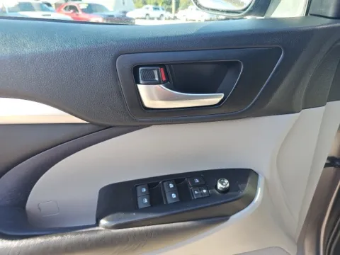 More photos of 2019 Toyota Highlander SE at Lakeway Auto Sales, TN