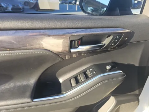 More photos of 2021 Toyota Highlander Platinum at Lakeway Auto Sales, TN