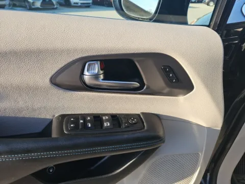 More photos of 2021 Chrysler Pacifica Hybrid Touring L at Lakeway Auto Sales, TN