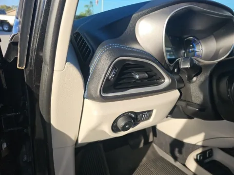 More photos of 2021 Chrysler Pacifica Hybrid Touring L at Lakeway Auto Sales, TN