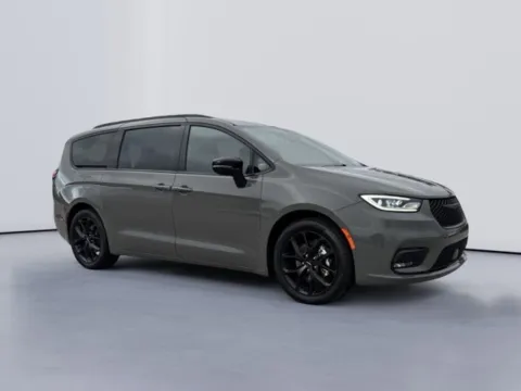 More photos of 2025 Chrysler Pacifica Limited at Lakeway Auto Sales, TN