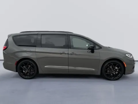 More photos of 2025 Chrysler Pacifica Limited at Lakeway Auto Sales, TN