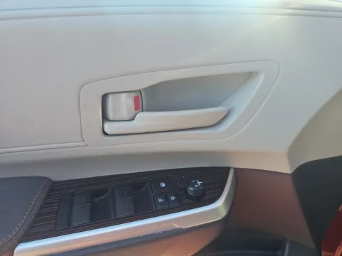 More photos of 2021 Toyota Sienna LE at Lakeway Auto Sales, TN