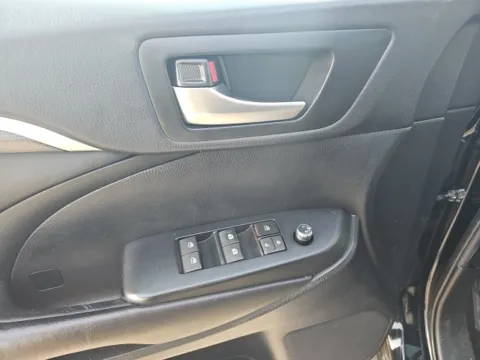 More photos of 2019 Toyota Highlander SE at Lakeway Auto Sales, TN