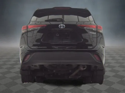 More photos of 2021 Toyota Highlander Hybrid XLE at McCloskey Imports & 4x4s (Licensed as McCloskey Isuzu), CO