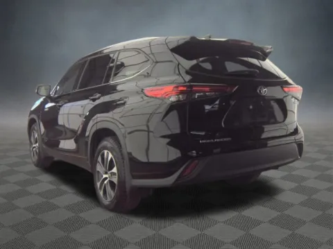 More photos of 2021 Toyota Highlander Hybrid XLE at McCloskey Imports & 4x4s (Licensed as McCloskey Isuzu), CO