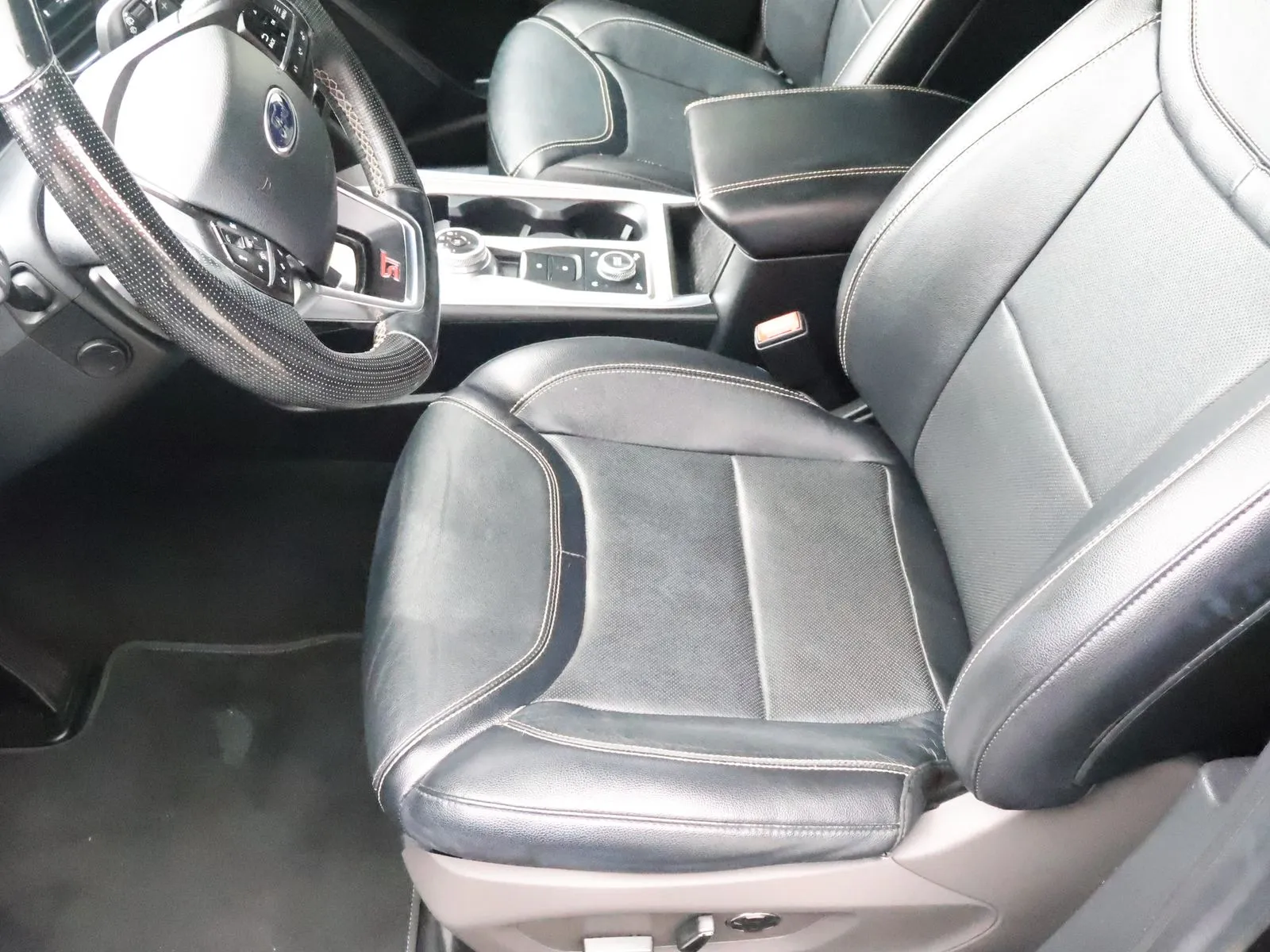 Ford Explorer photo 26