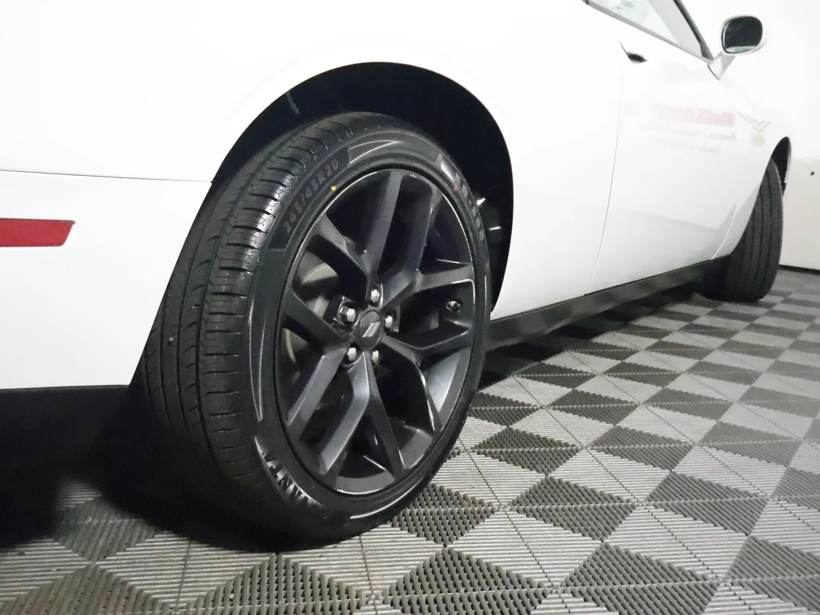 Dodge Challenger photo 9