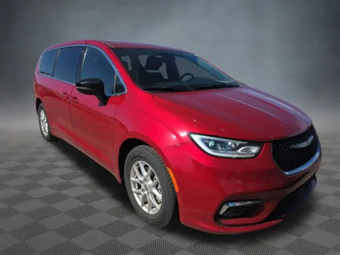More photos of 2025 Chrysler Pacifica Select at McCloskey Imports & 4x4s (Licensed as McCloskey Isuzu), CO
