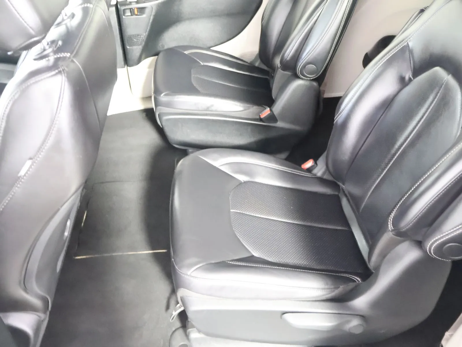 Chrysler Pacifica photo 45