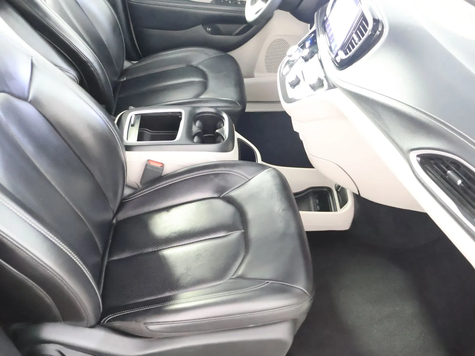 Chrysler Pacifica photo 55