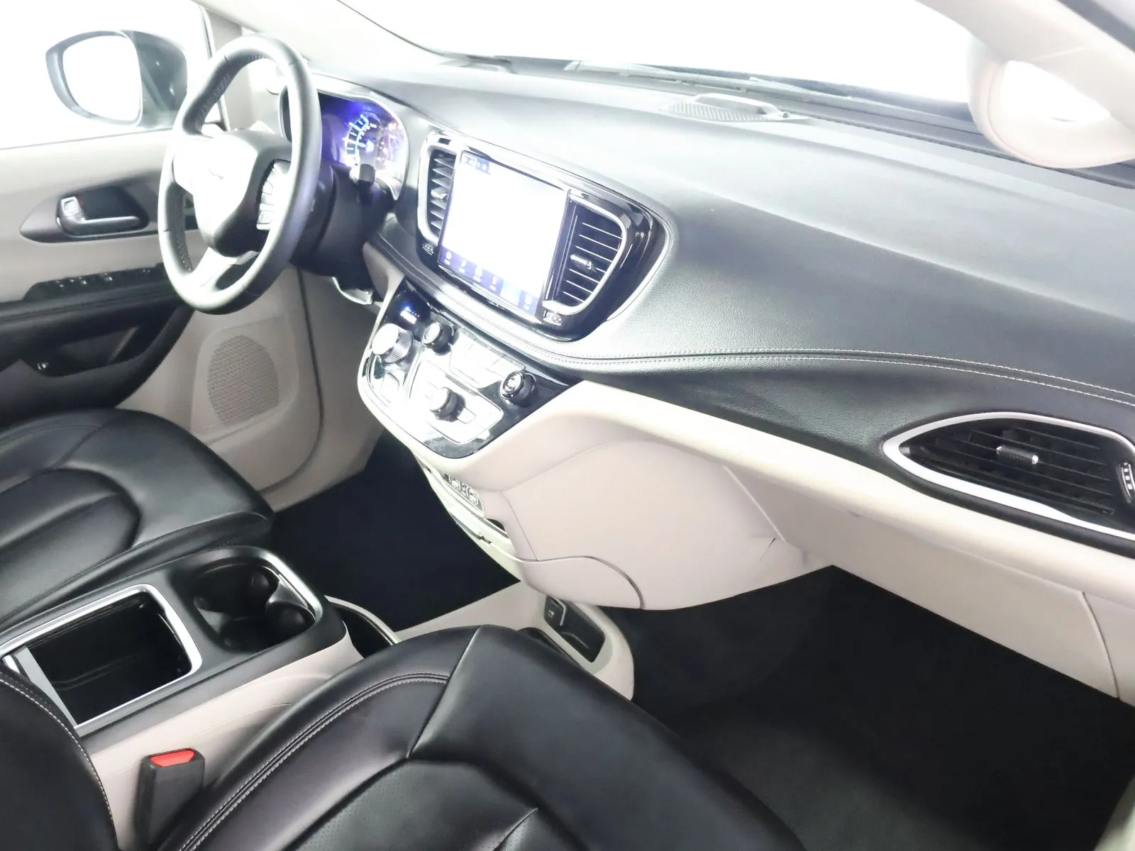 Chrysler Pacifica photo 54