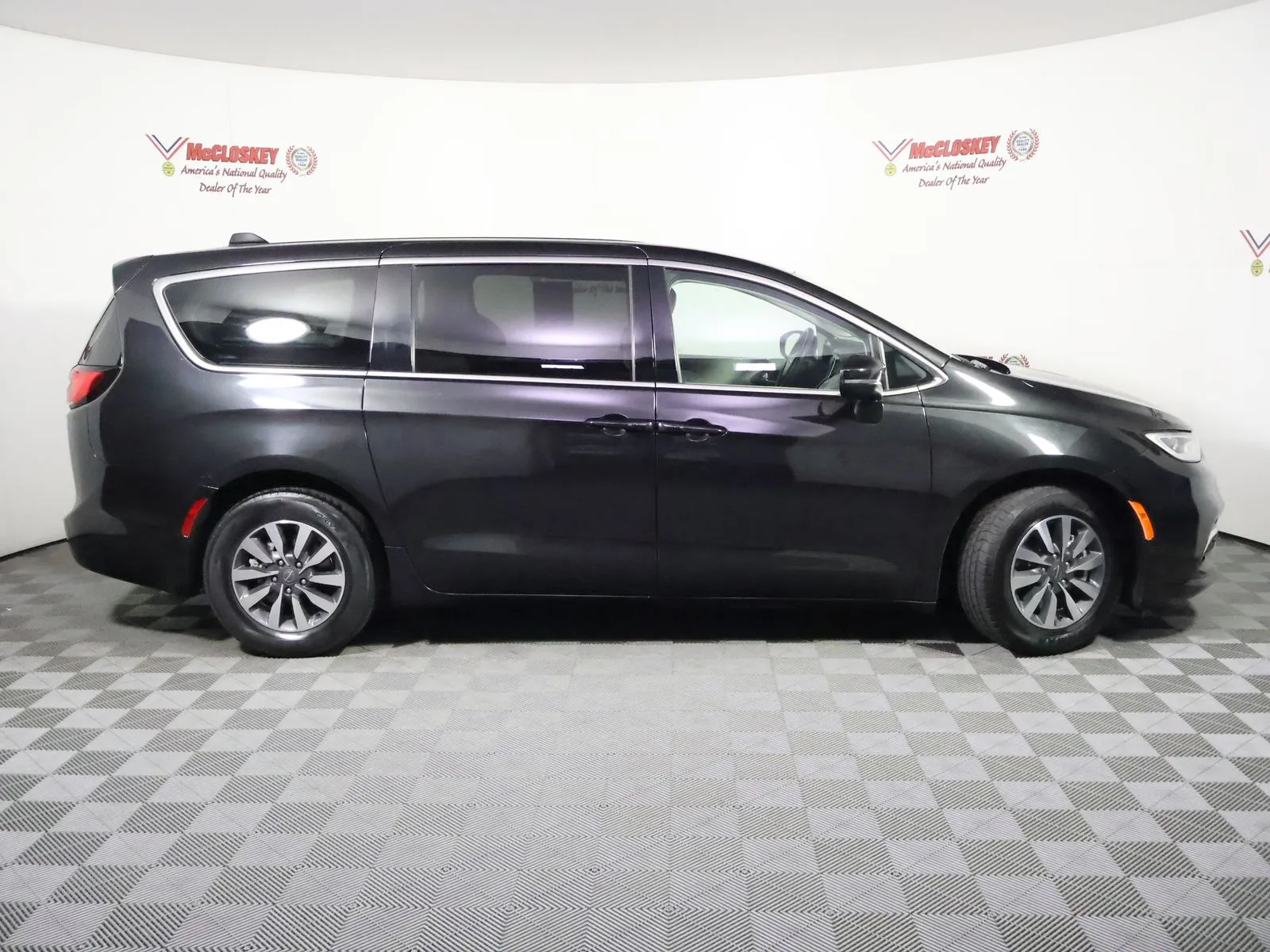Chrysler Pacifica photo 3