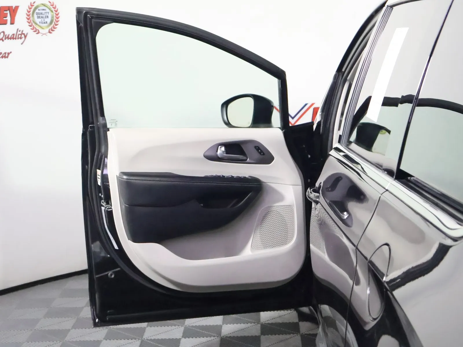 Chrysler Pacifica photo 23