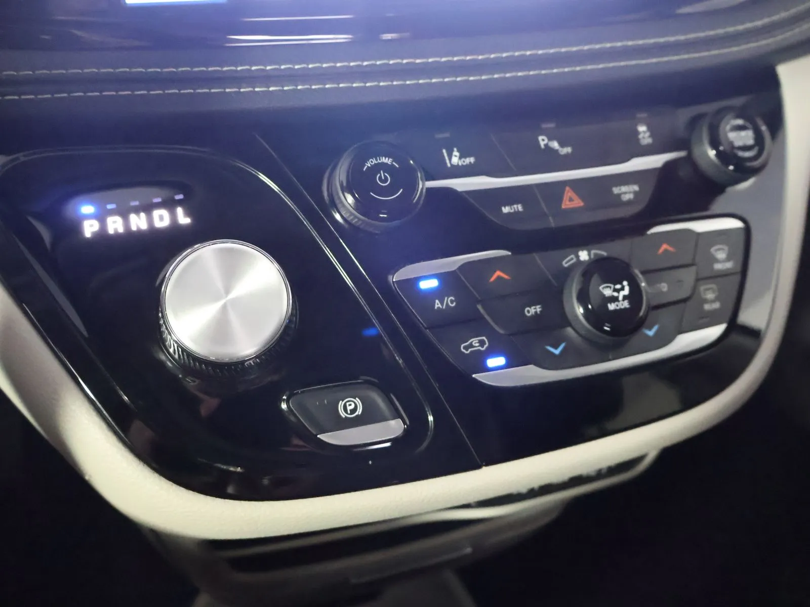 Chrysler Pacifica photo 38