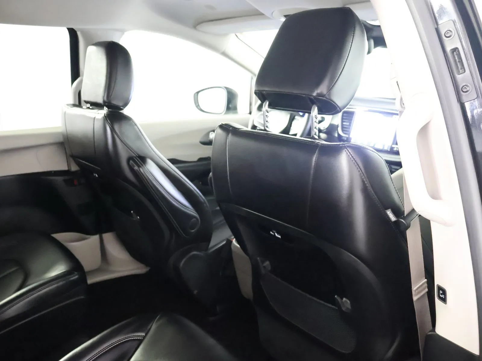 Chrysler Pacifica photo 51