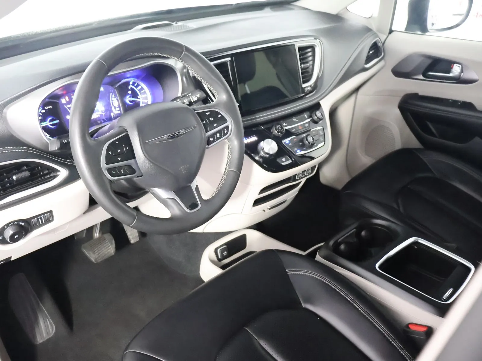 Chrysler Pacifica photo 24