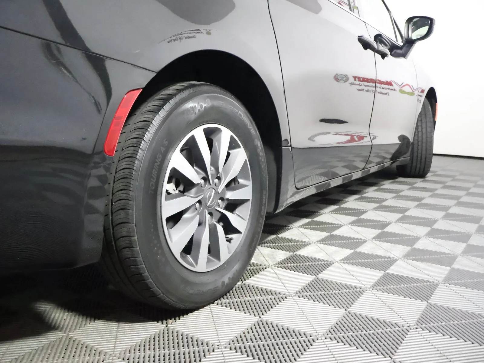 Chrysler Pacifica photo 12