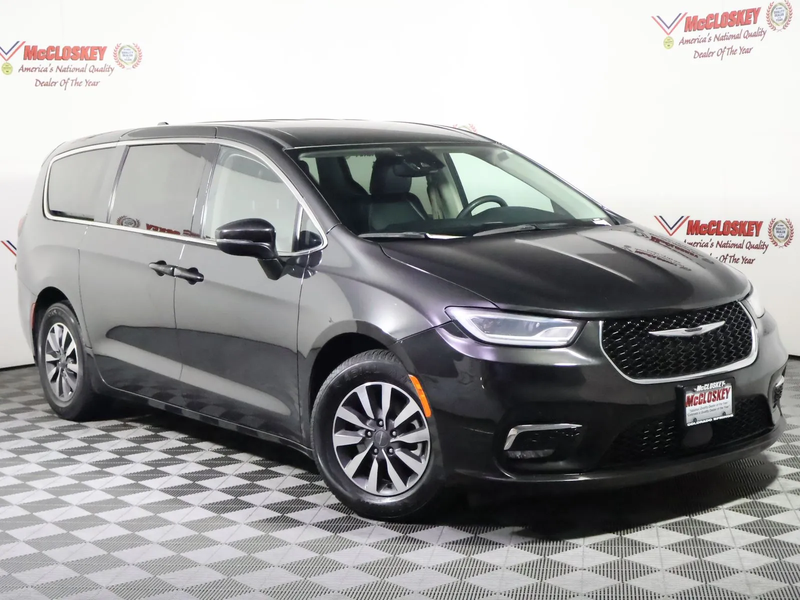 Chrysler Pacifica photo 2