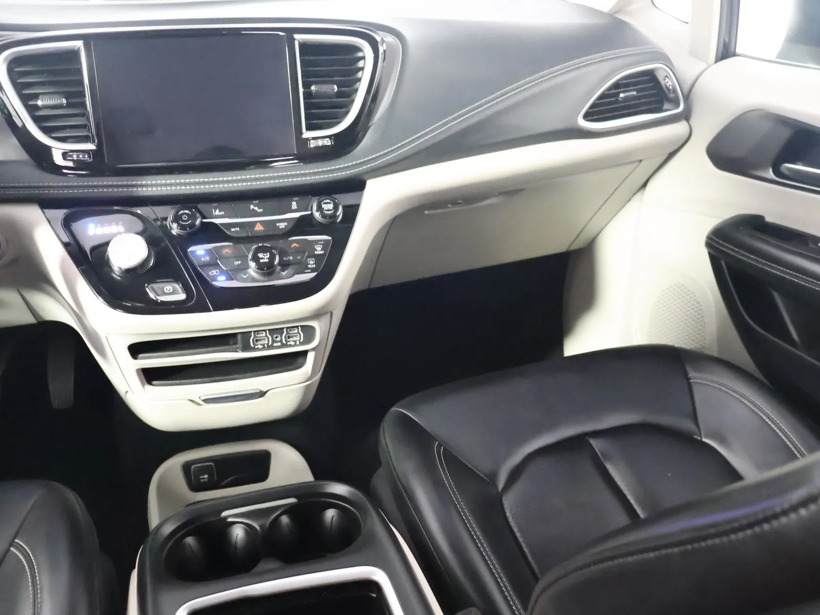 Chrysler Pacifica photo 30