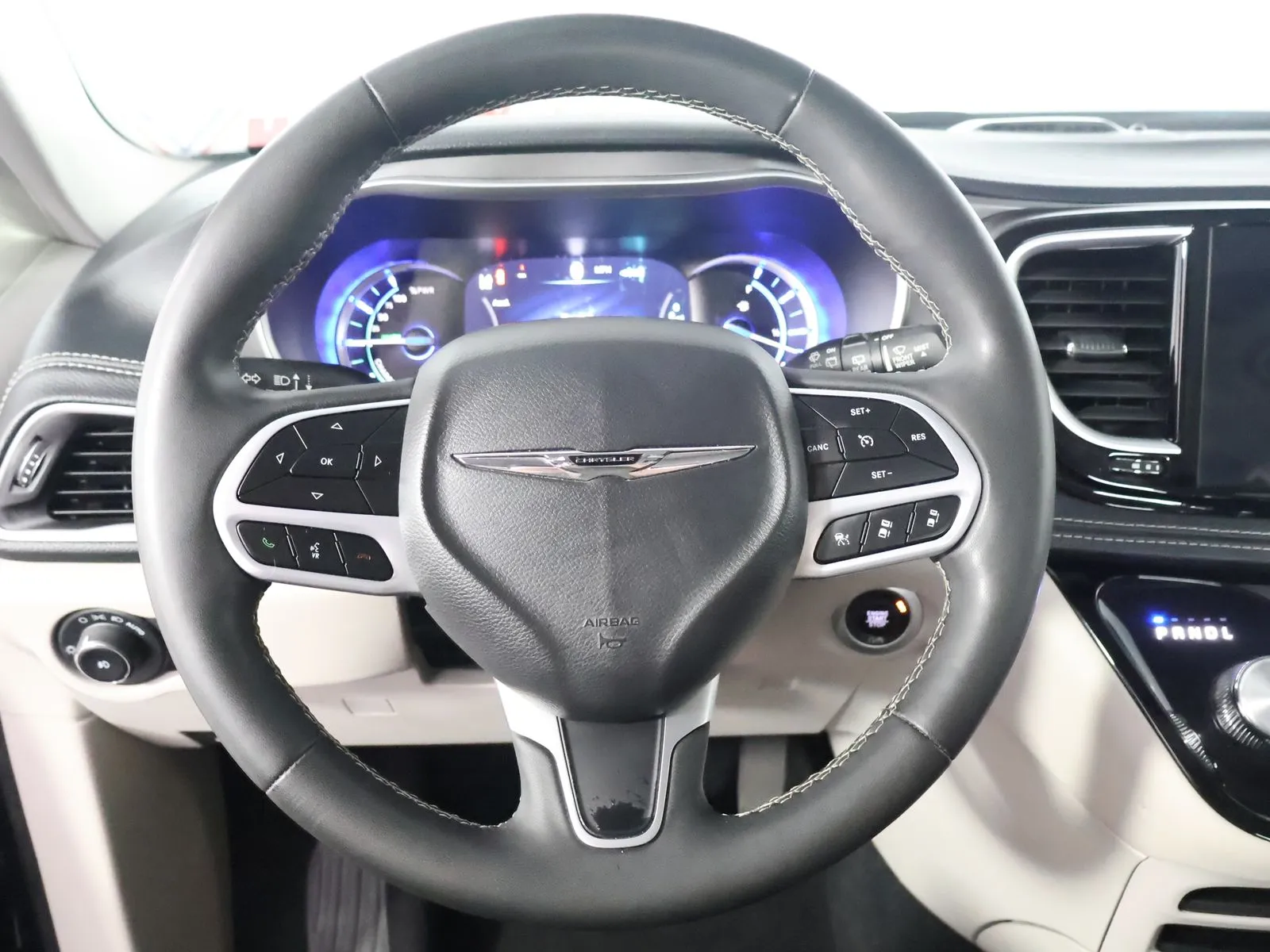 Chrysler Pacifica photo 31