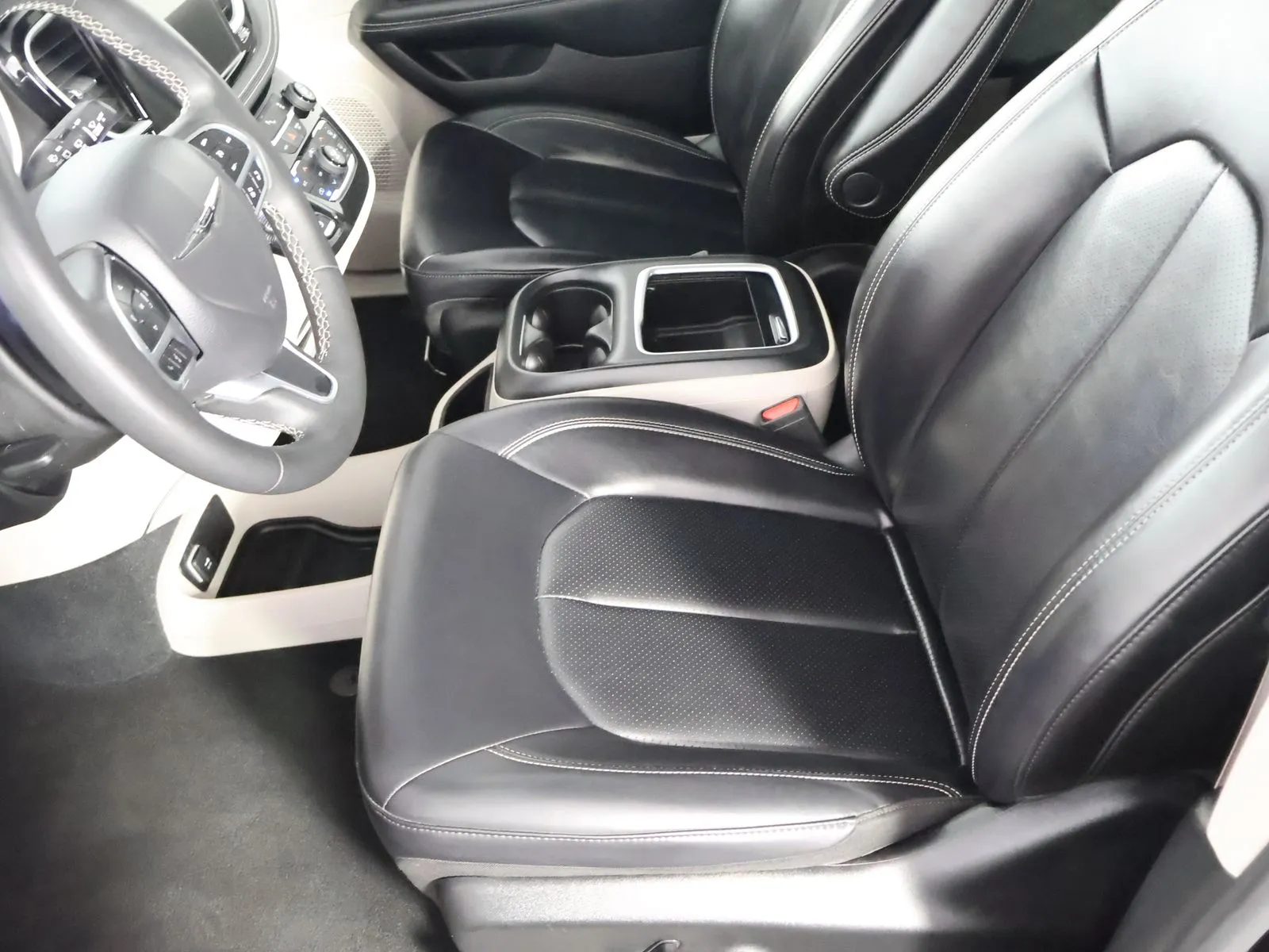 Chrysler Pacifica photo 25