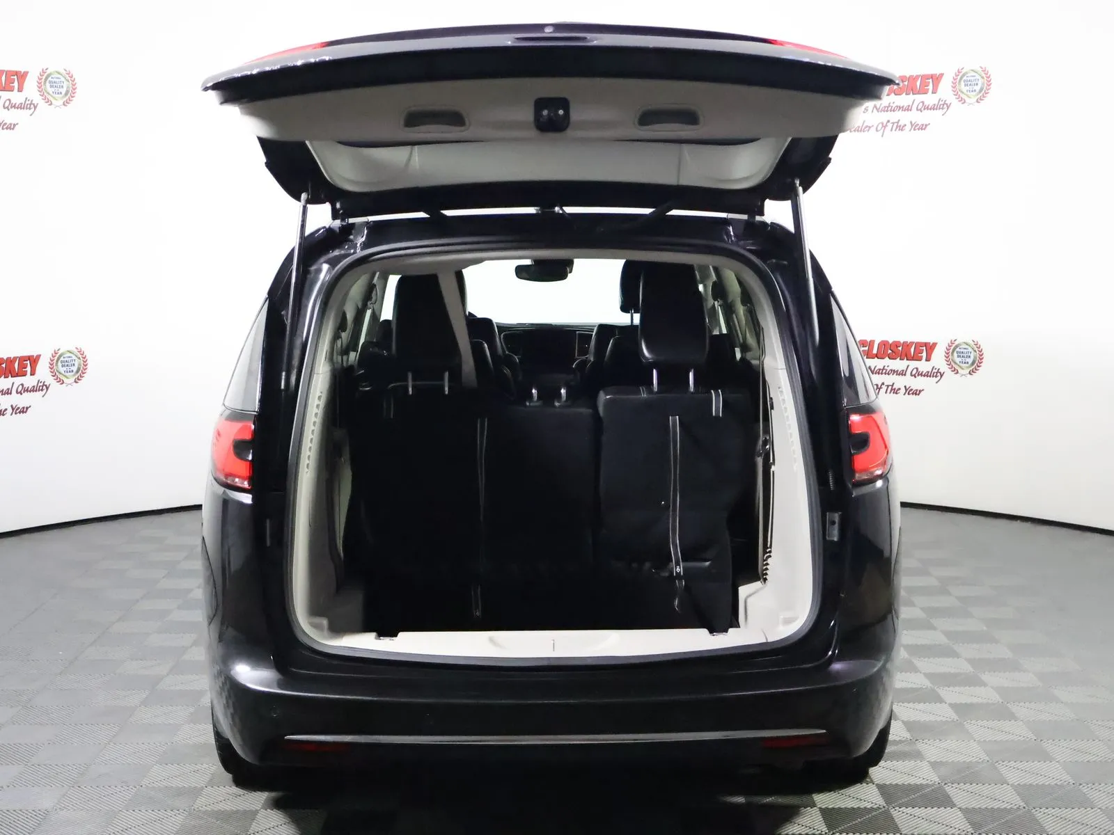 Chrysler Pacifica photo 11
