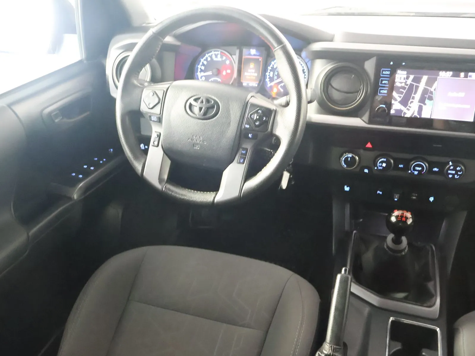 Toyota Tacoma photo 24