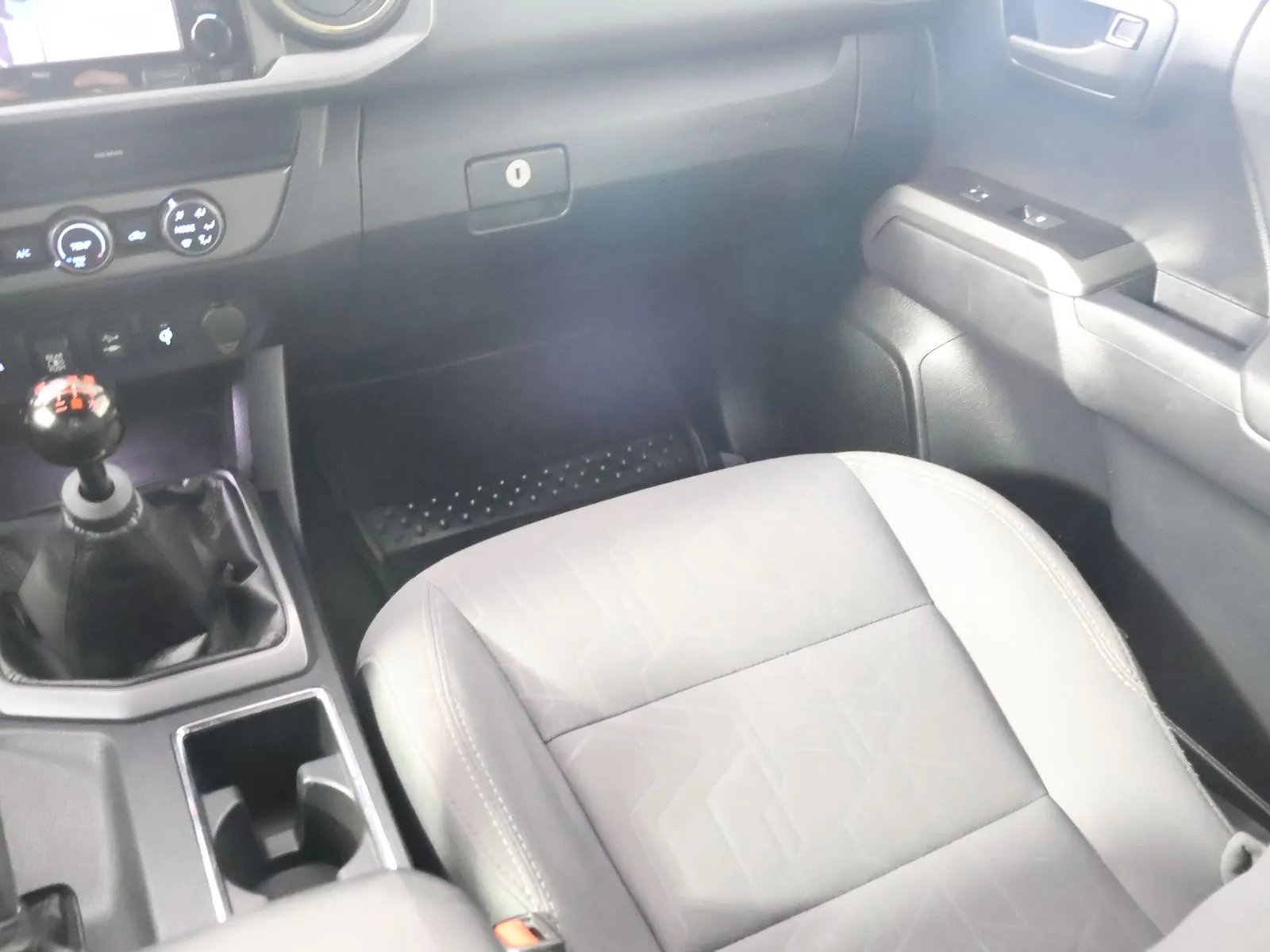 Toyota Tacoma photo 25