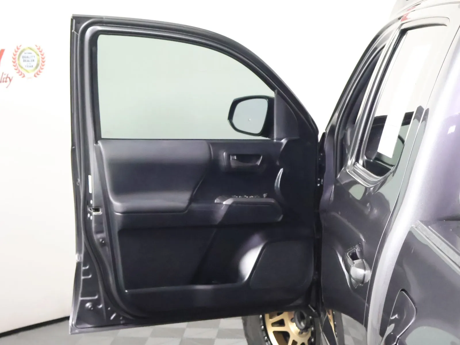 Toyota Tacoma photo 18
