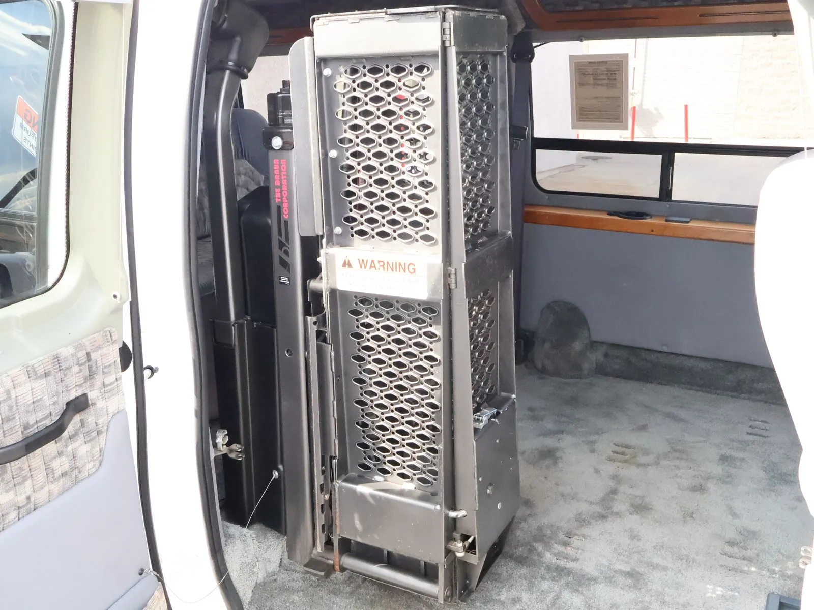 Ford E-150 photo 8
