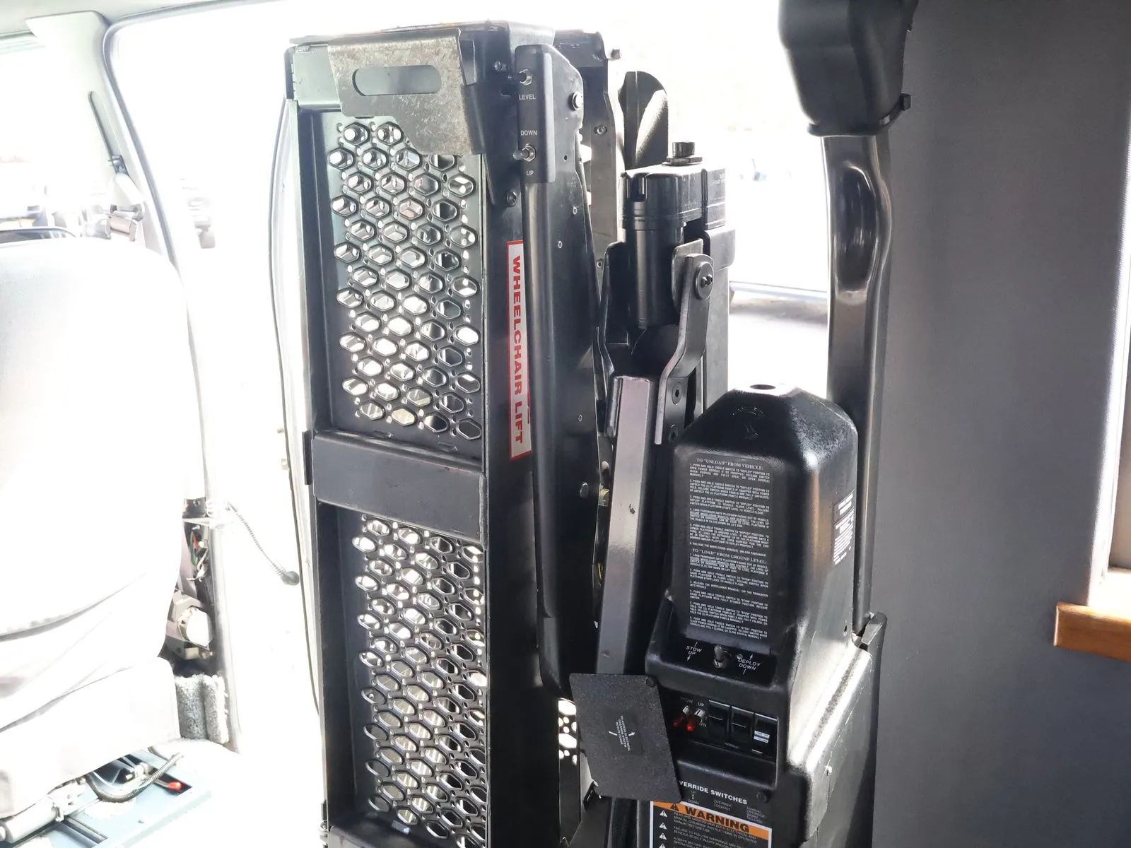 Ford E-150 photo 9