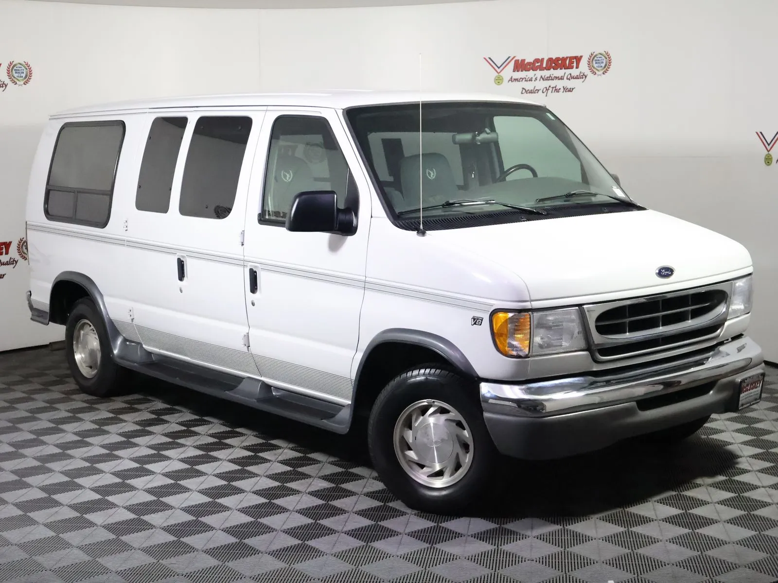 Ford E-150 photo 12
