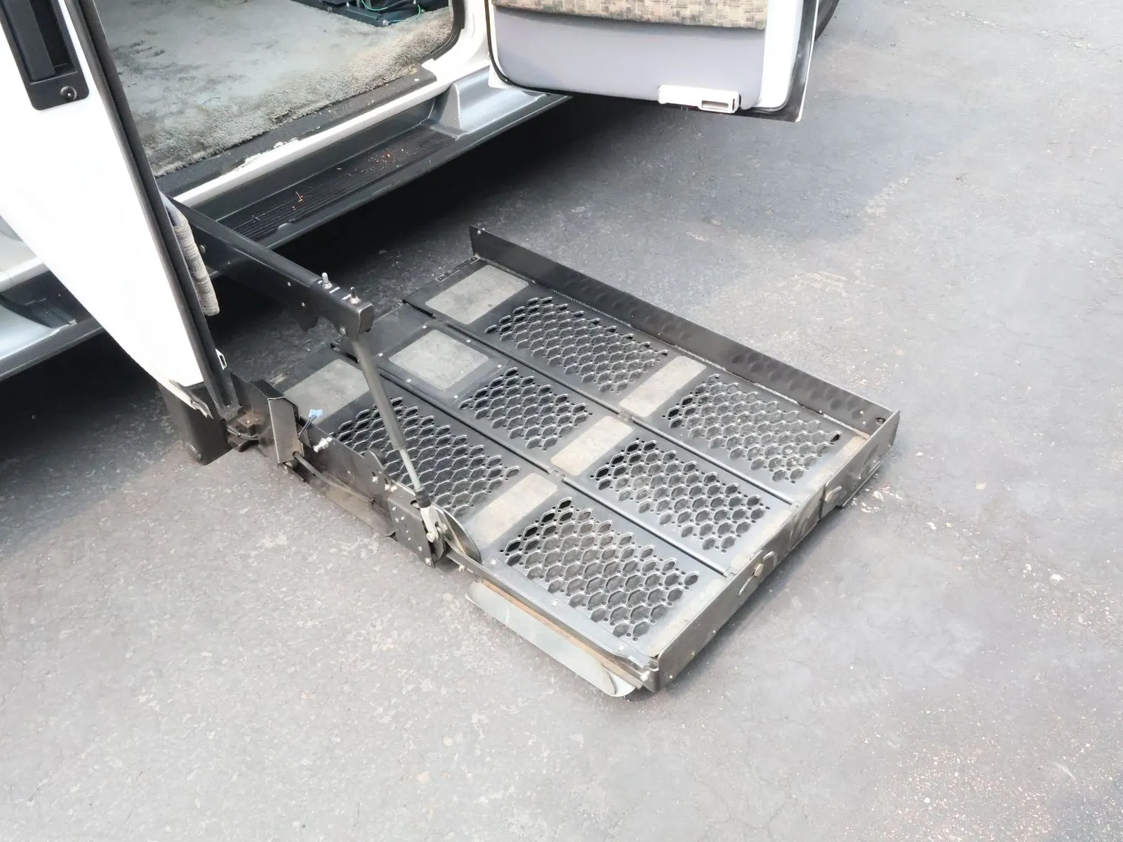 Ford E-150 photo 3