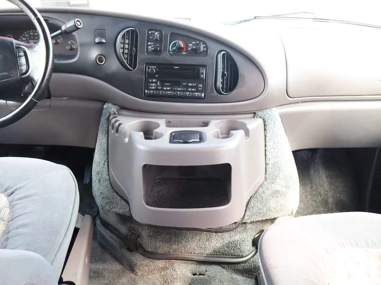Ford E-150 photo 36