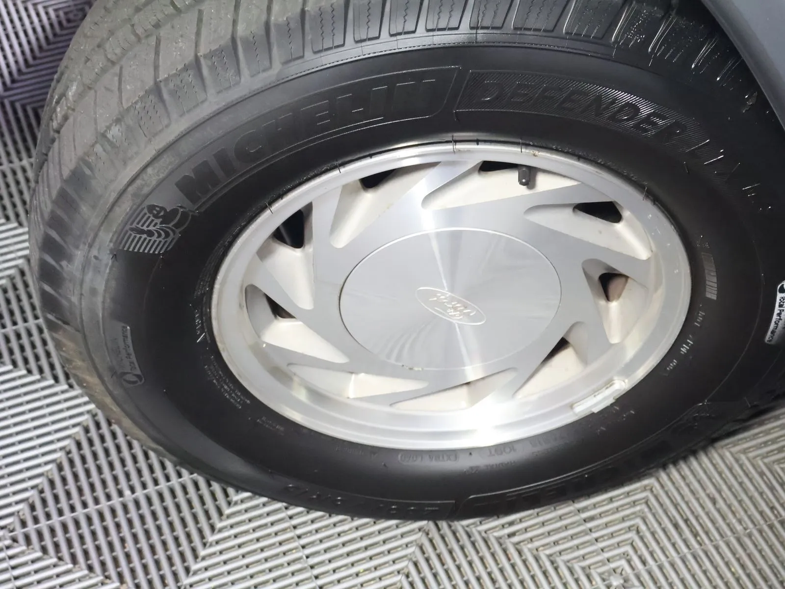 Ford E-150 photo 27