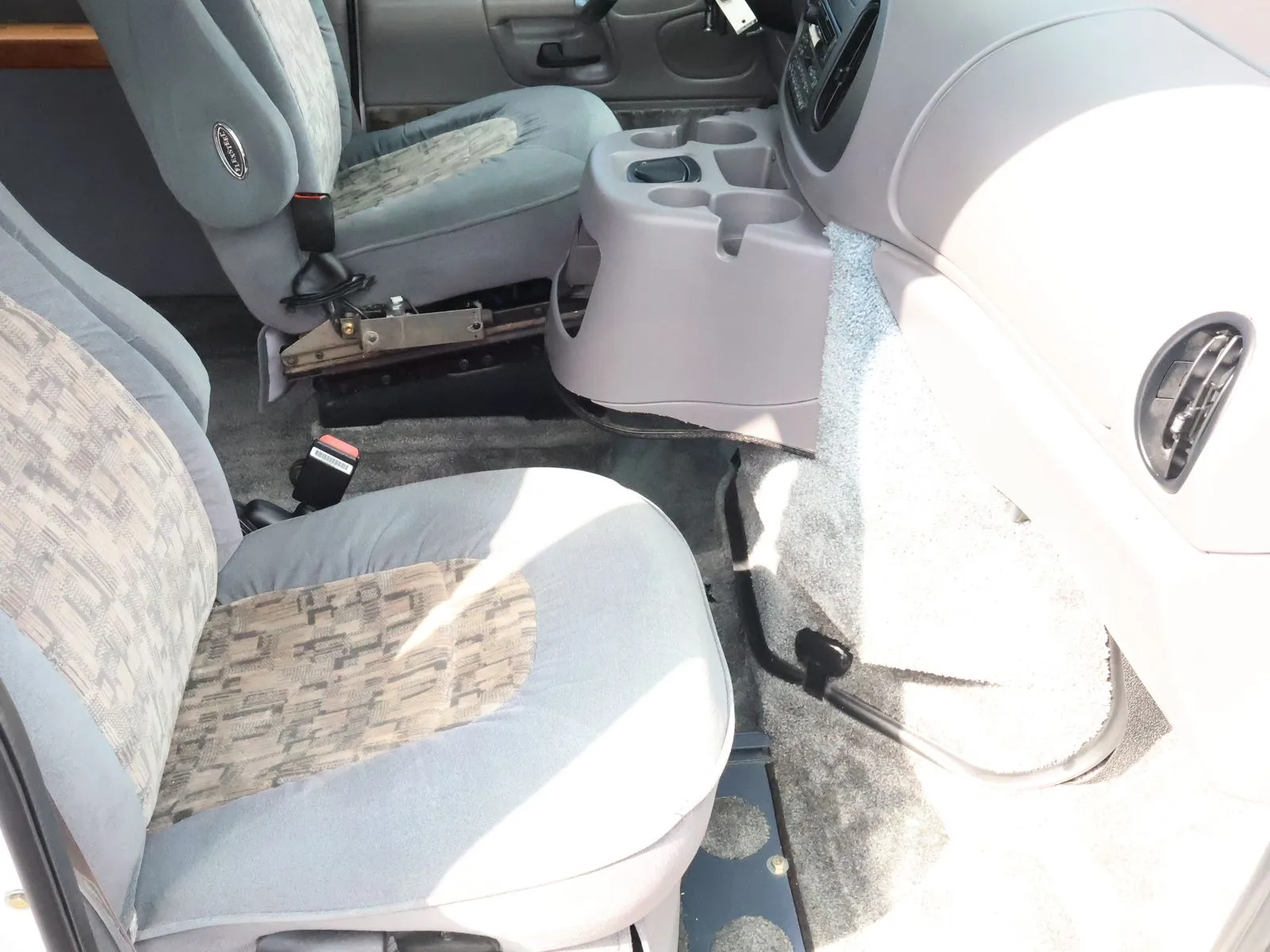 Ford E-150 photo 48