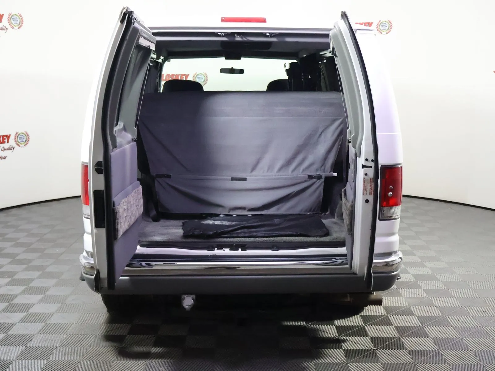 Ford E-150 photo 19