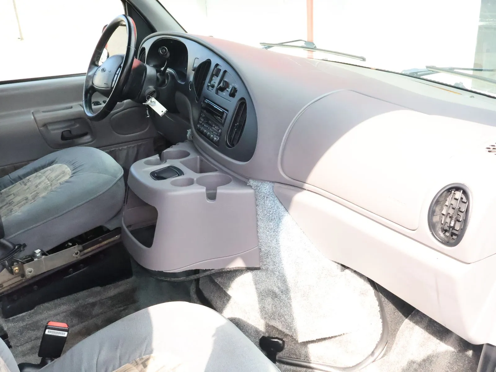 Ford E-150 photo 47