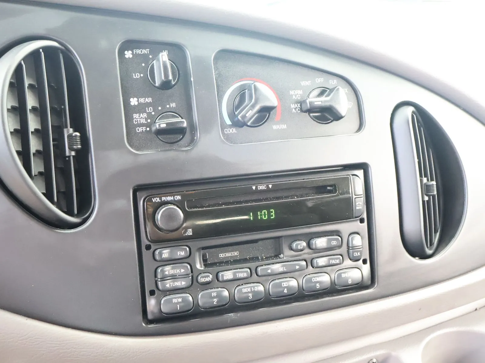 Ford E-150 photo 45