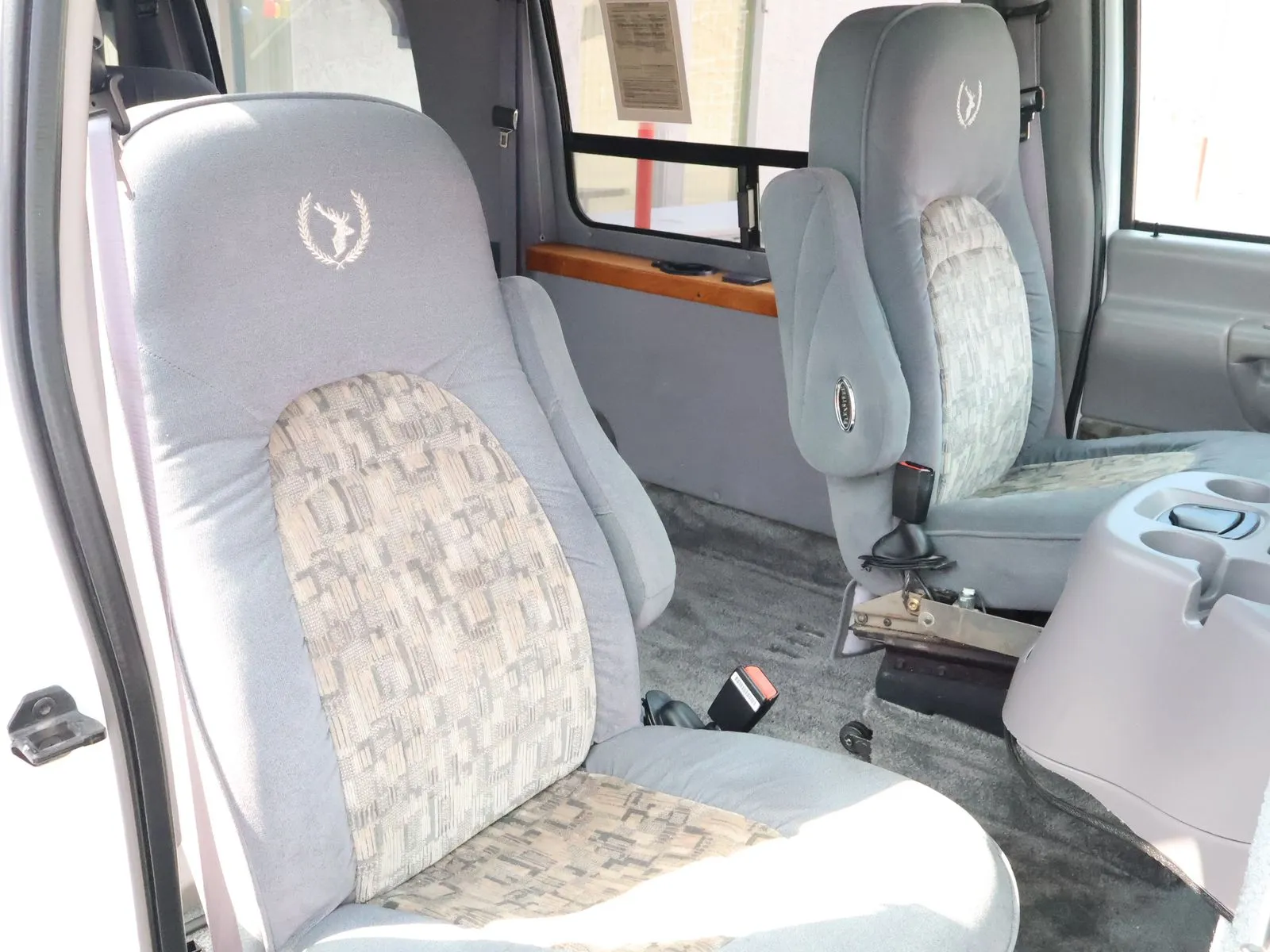 Ford E-150 photo 49