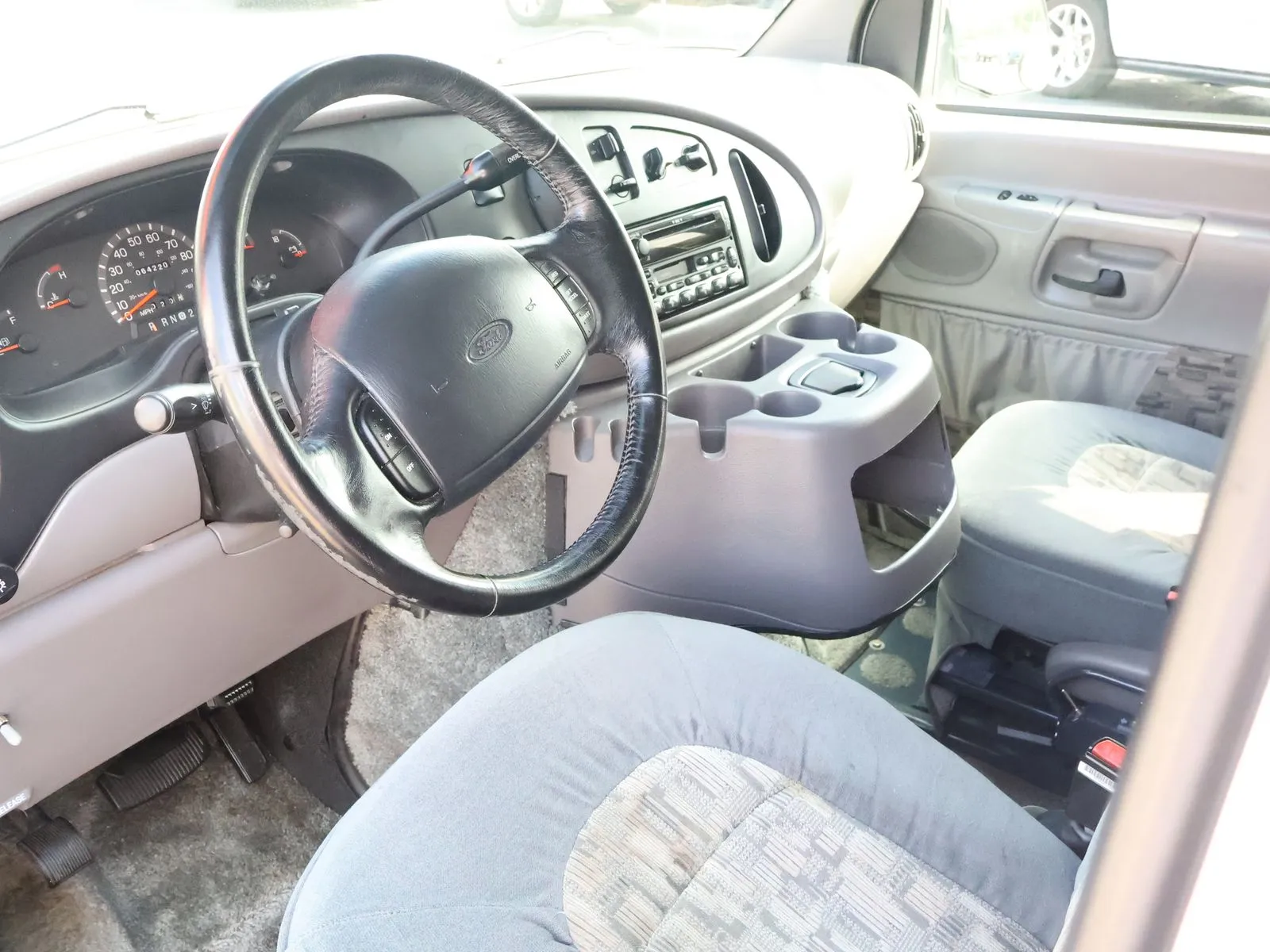Ford E-150 photo 33