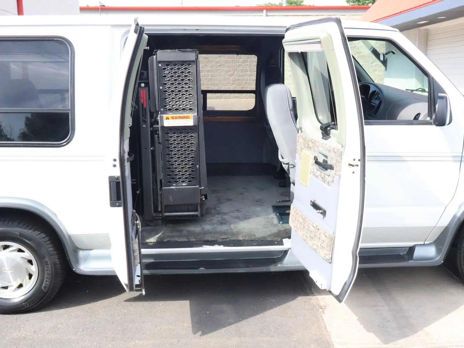 Ford E-150 photo 6