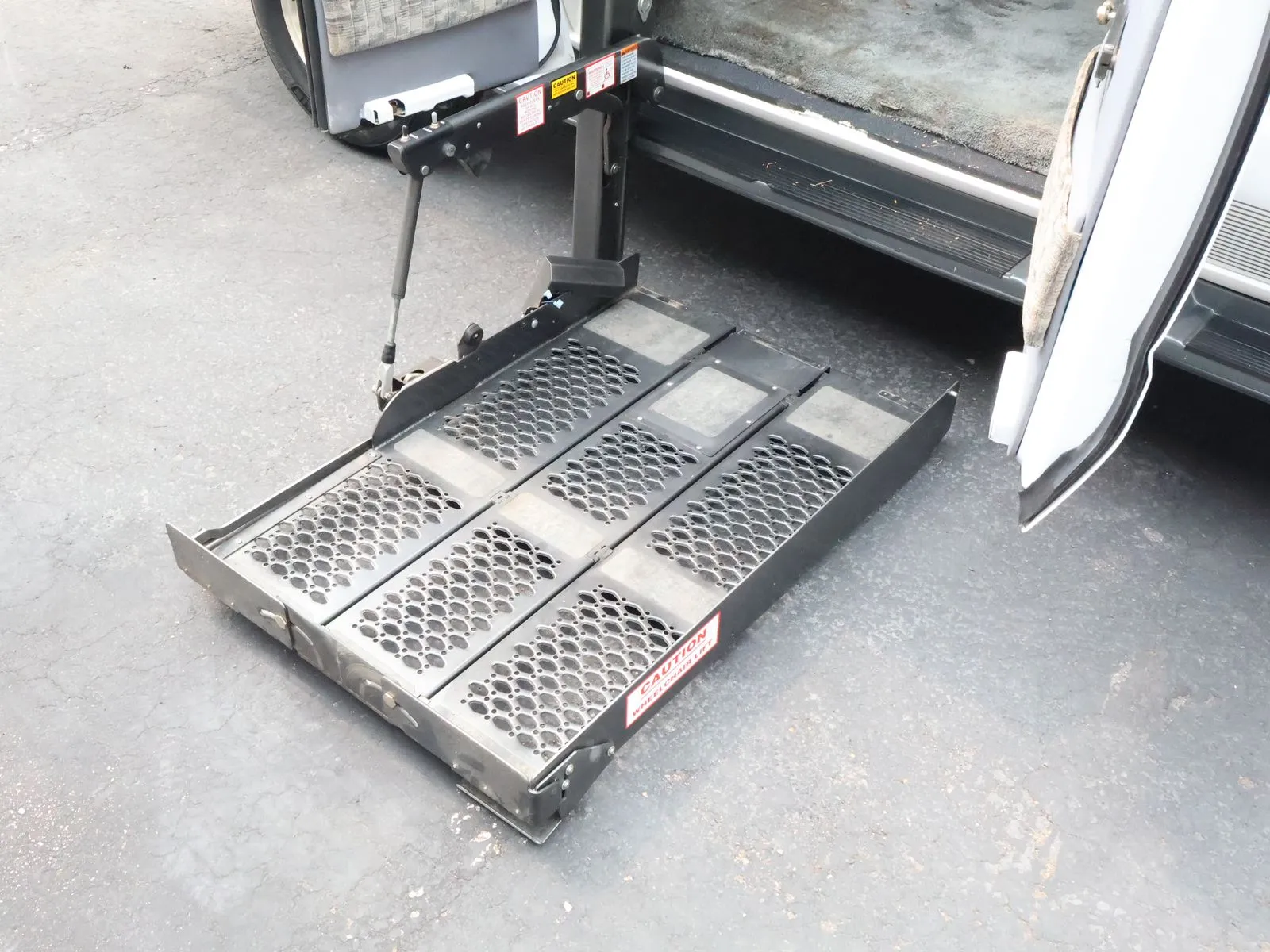 Ford E-150 photo 2