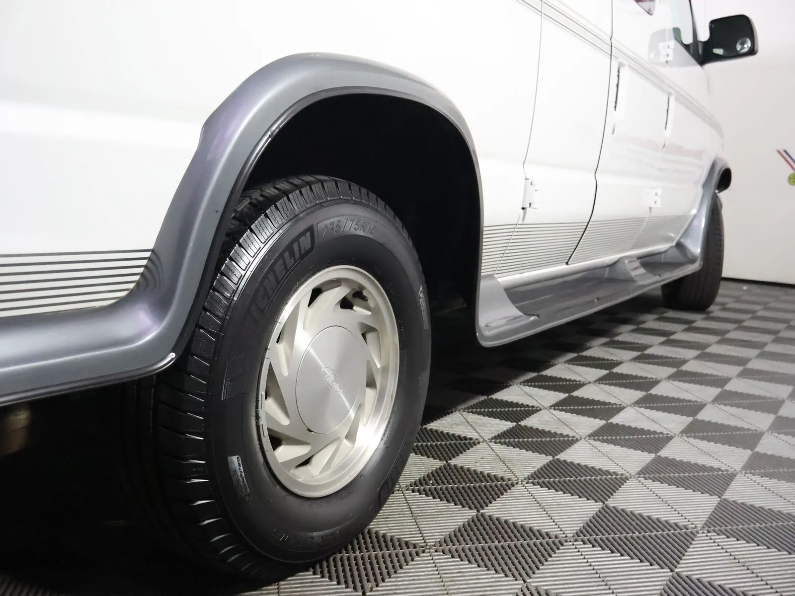 Ford E-150 photo 20