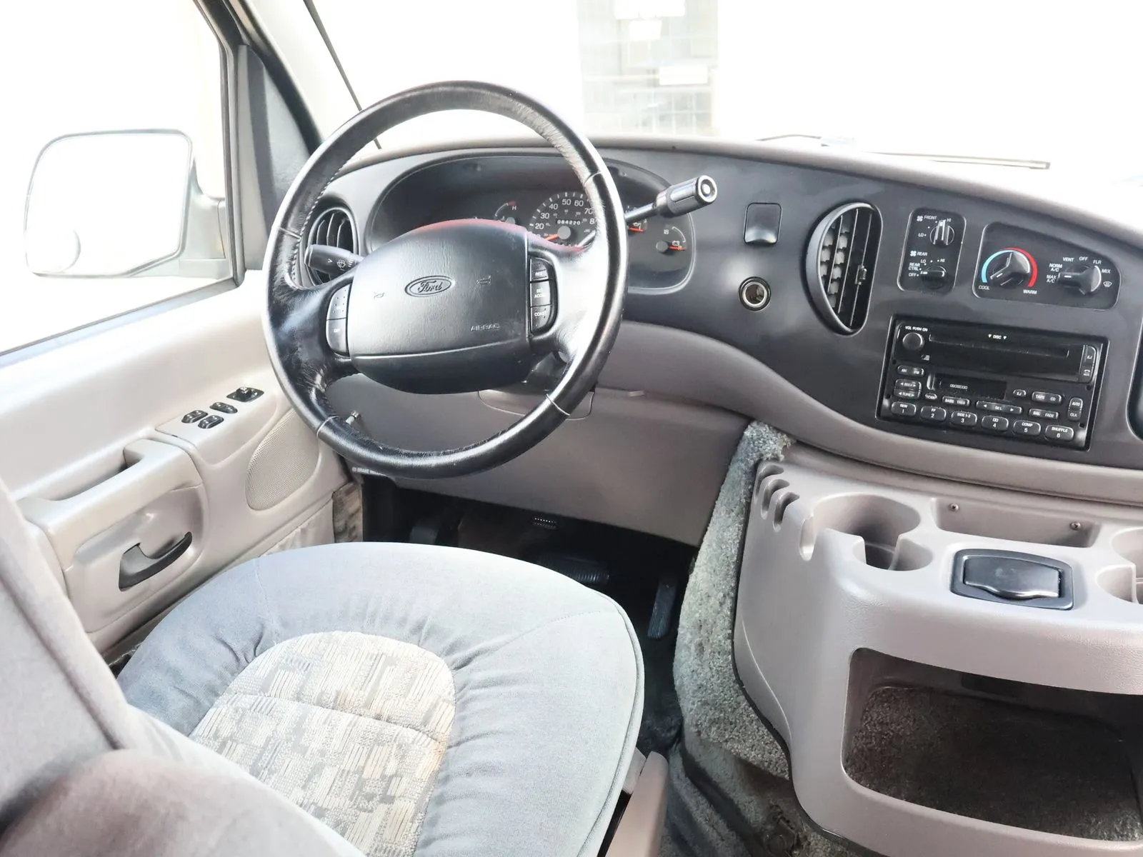 Ford E-150 photo 37