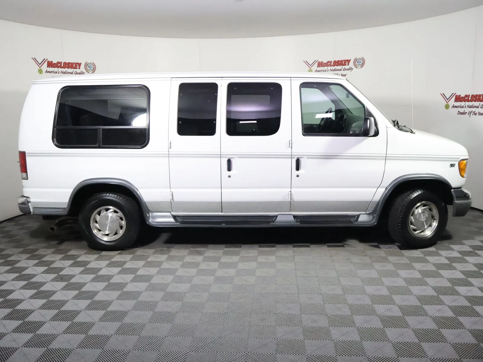 Ford E-150 photo 15