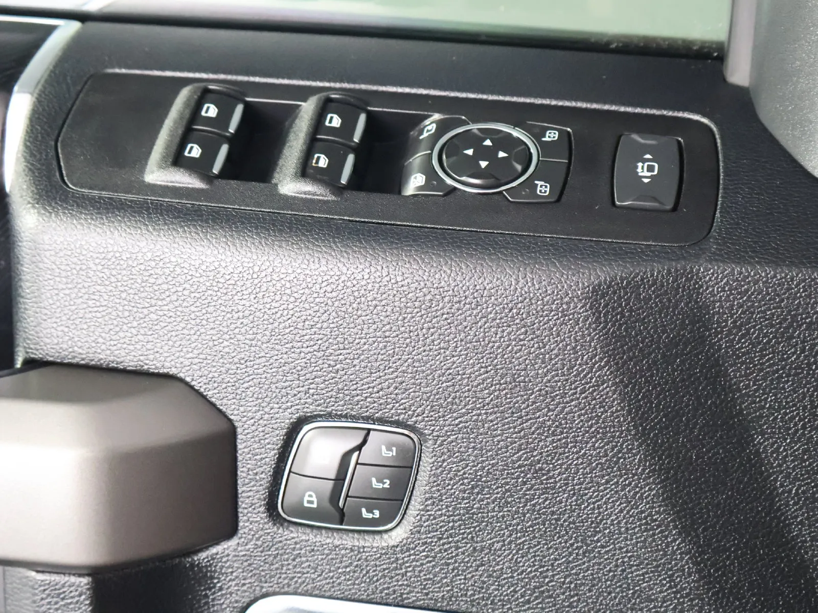 Ford F-250SD photo 23