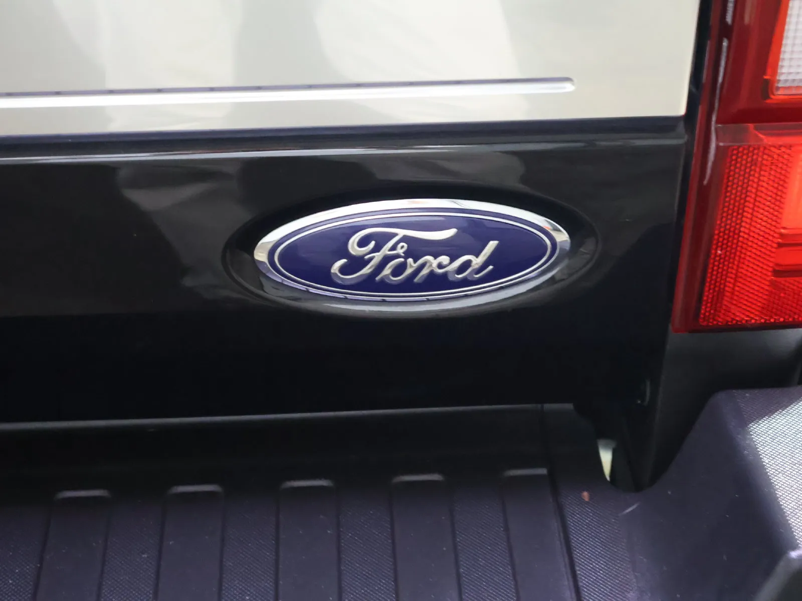 Ford F-250SD photo 8