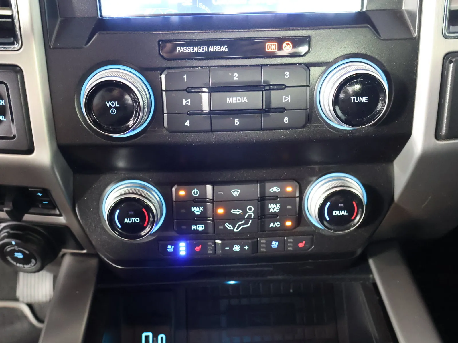 Ford F-250SD photo 32